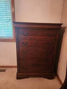 lot 132 image: Chest of Drawers