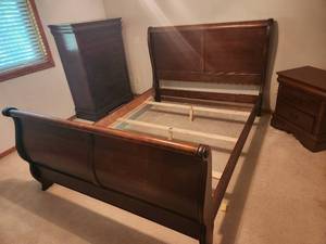 lot 133 image: King Size Sleigh Bed