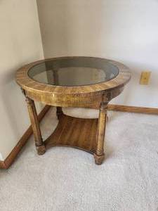 lot 139 image: Round Side Table