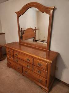 lot 143 image: Oak Dresser w Mirror