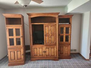 lot 147 image: 2 Lighted Cabinets