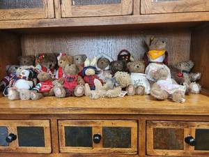 lot 321 image: Jim Shores Boyds Bears
