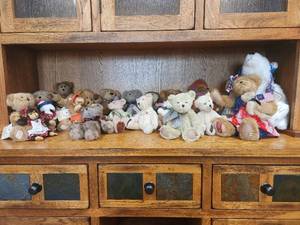 lot 322 image: Jim Shores Boyds Bears