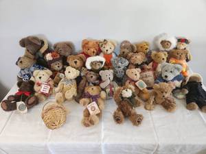 lot 323 image: Jim Shores Boyds Bears