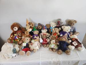lot 326 image: Jim Shores Boyds Bears