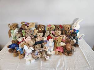 lot 328 image: Jim Shores Boyds Bears