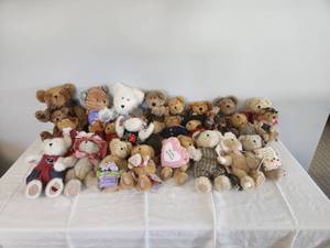 lot 329 image: Jim Shores Boyds Bears