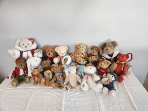 lot 330 image: Jim Shores Boyds Bears