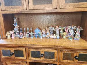 lot 335 image: Jim Shore Figurines