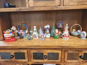 lot 343 image: Jim Shore Figurines