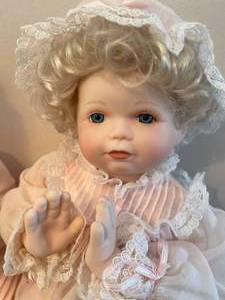 lot 124 image: Ashton Drake Dolls - Now I Lay Me Down to Sleep