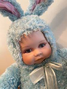 lot 127 image: Vintage Plush Bunny, Precious Moments &