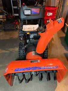 lot 261 image: Husqvarna Snow Blower