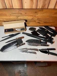 lot 268 image: Knives & Sheaths
