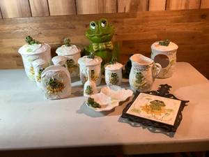 lot 286 image: Vintage Neil the Frog Themed Kitchen Lot