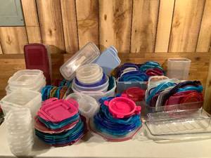 lot 292 image: Kitchen Tupperware