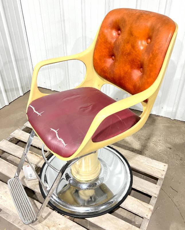 lot 1274 image: Professional Salon Chair
