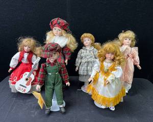 lot 1399 image: Six Assorted Collectable Dolls Lot