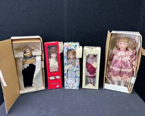 lot 1401 image: Five Assorted Collectable Dolls Lot