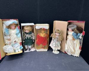lot 1406 image: Five Assorted Collectable Dolls Lot