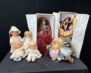 lot 1405 image: Eight Assorted Collectable Dolls Lot