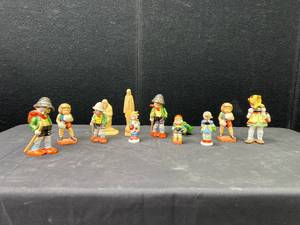 lot 1409 image: Various small figures Japan and Occupied Japan