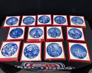 lot 1414 image: 13 Collectable Vintage Christmas Plates