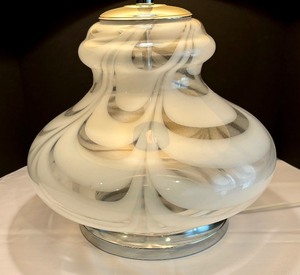 lot 110 image: Vintage Ethan Allen Nailsea Table Lamp