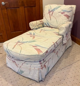lot 113 image: Charming Chaise Vintage Lounge Chair