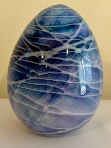 lot 119 image: Two Art Glass Egg Decorative Figurines