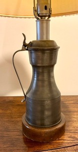 lot 139 image: Neat Vintage Lamp
