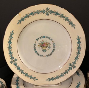 lot 221 image: Aynsley Cambridge China Service for 12