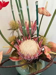 lot 33 image: Beautiful Faux Floral Arrangement