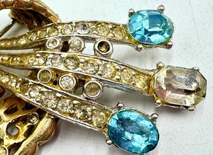 lot 287 image: Vintage Coro Gold Tone and Rhinestone Brooch