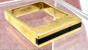 lot 193 image: 14k Trisko Gold and Onyx Square Ring
