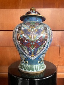 lot 128 image: Outstanding Old Chinese Cloisonne Urn
