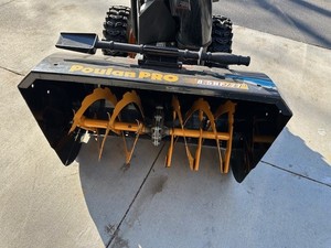 lot 28 image: Snow Blower with electric start