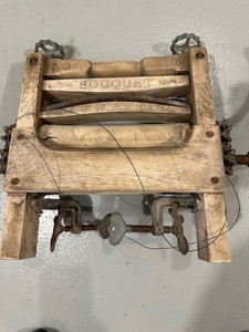 lot 8 image: Antique Laundry Room Decoration - Wringer Washer Roller
