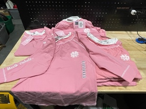 UND Long Sleeve Womens Shirts