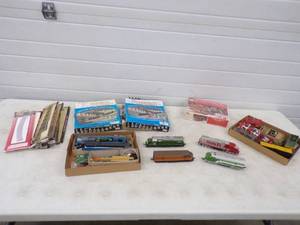 lot 17 image: 4 HO Scale Train Engines and Accessories