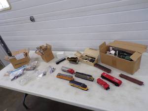 lot 18 image: 4 HO Scale Train Engines and Accessories