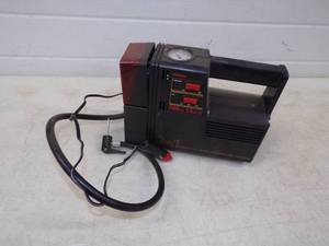lot 21 image: 12v Air Compressor