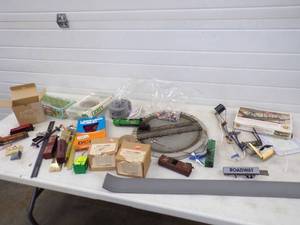 lot 25 image: 4 HO Scale Train Parts and Accessories