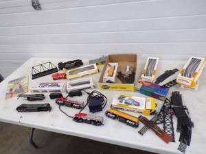 lot 27 image: 4 HO Scale Train Engines and Accessories