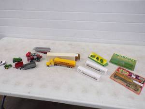 lot 28 image: Collectable Die Cast Cars, Trucks and Tractors