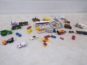lot 31 image: HO Scale Cars and Trucks