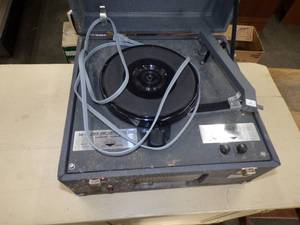 lot 63 image: Turn Table Record Player