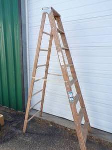 lot 49 image: 8 Wood Step Ladder