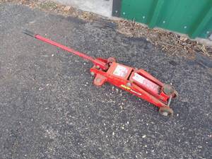 lot 92 image: Floor Jack