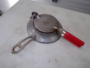 lot 100 image: Krumkaka Iron